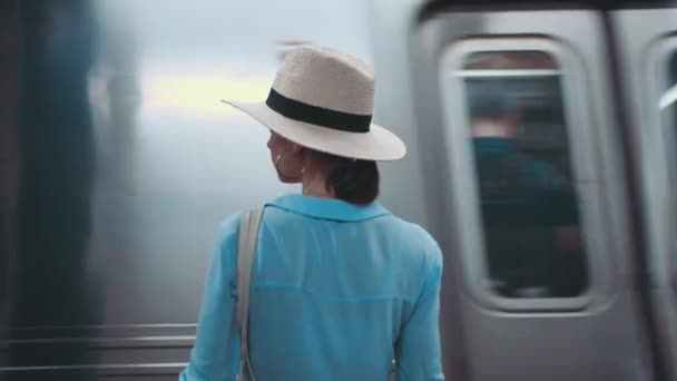 Jonge Vrouw Metro Van New York — Stockvideo