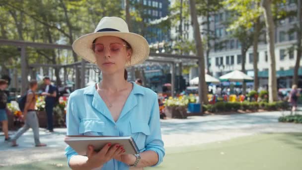 Turista Sonriente Con Libro Conmemorativo Parque Nueva York — Vídeo de stock
