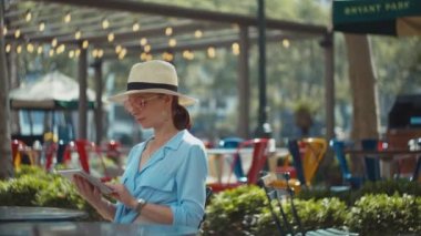 Kafede seyahat kitabı olan çekici bir kız, Nyc.