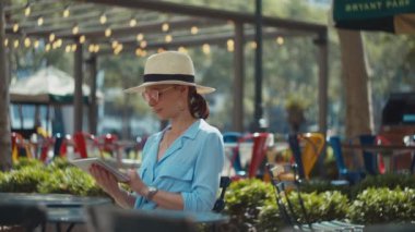 Kafede hatıra defteriyle gülümseyen turist, Nyc