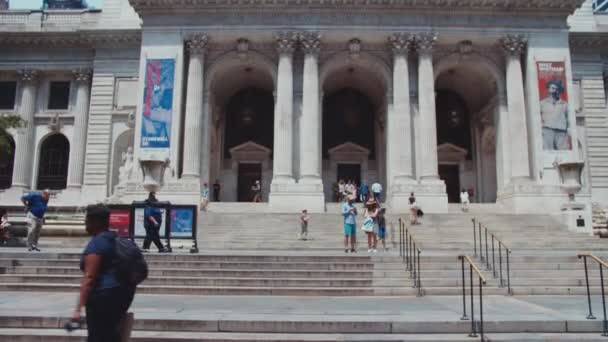 Молодой Турист Приезжает Нью Йоркский Музей Искусств — стоковое видео