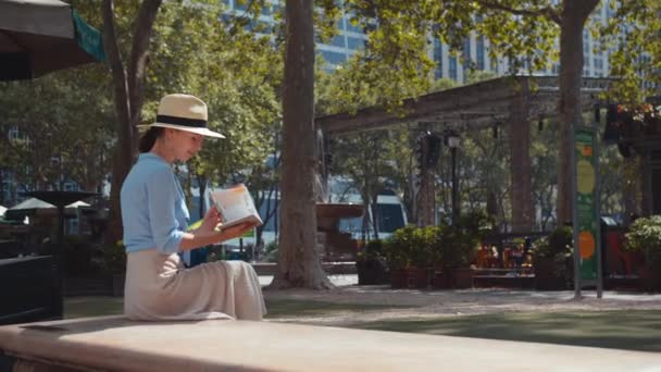 Giovane Donna Con Libro Viaggio Nel Parco Nyc — Video Stock