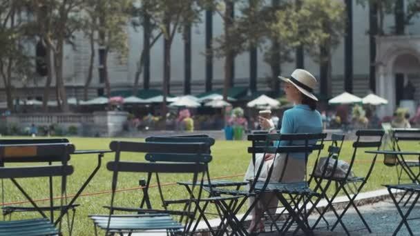 Attraktiv Kvinna Vid Bordet Parken — Stockvideo