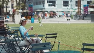 Genç kız kahvaltı yapıyor Bryant Park, New York 'ta