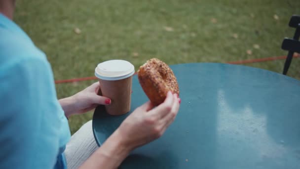 Νεαρή Κοπέλα Τρώει Πρωινό Στο Πάρκο — Αρχείο Βίντεο