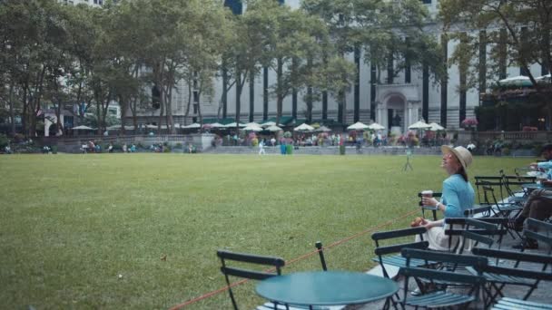 Mujer Joven Con Una Taza Papel Con Café Aire Libre — Vídeos de Stock