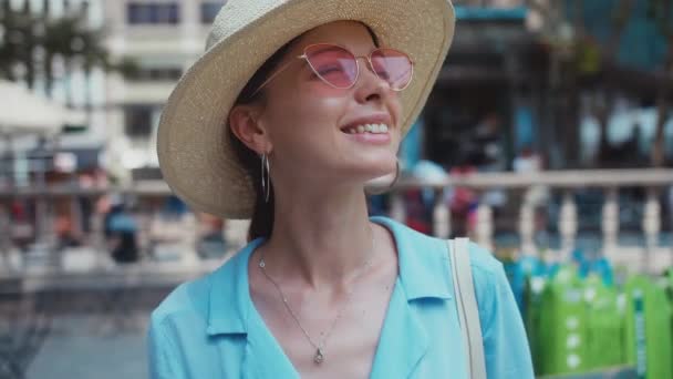 Mujer Atractiva Sonriente Primer Plano Del Parque — Vídeos de Stock