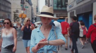Genç turist Manhattan, New York 'ta nöbet tutuyor.