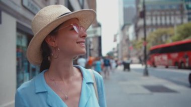 New York'ta Manhattan'ın gülümseyen kız