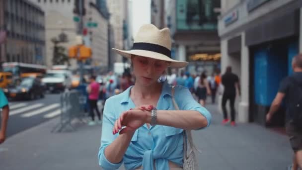 年轻姑娘看着纽约市的手表 — 图库视频影像