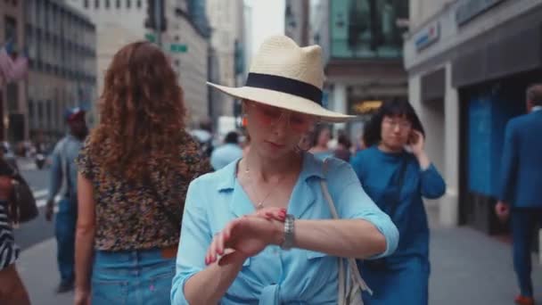 Atractiva Chica Mirando Reloj Ciudad Nueva York — Vídeo de stock