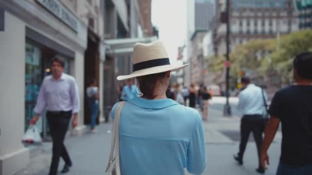 Chica Joven Mirando Reloj Ciudad Nueva York — Vídeo de stock