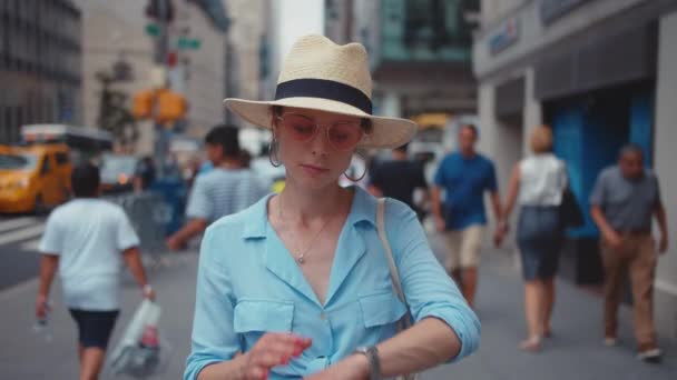 Atractiva Mujer Mirando Reloj Manhattan Nueva York — Vídeo de stock