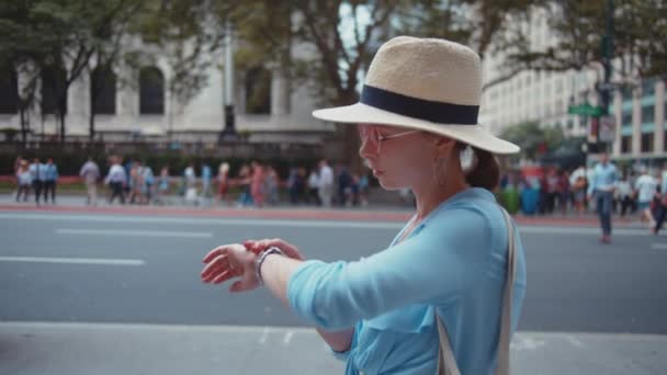 Chica Atractiva Mirando Reloj Ciudad — Vídeo de stock