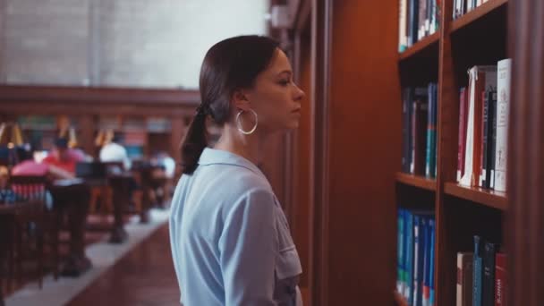 Rapariga Junto Estante Biblioteca Nova Iorque — Vídeo de Stock