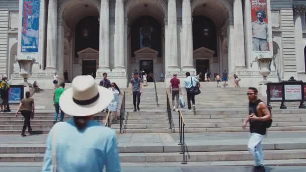 Mladý Student Vstupuje Newyorského Metropolitního Muzea Umění — Stock video