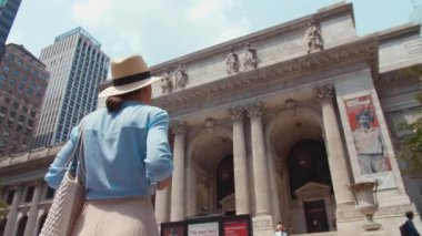 New York 'ta ünlü bir yerde kameralı genç bir turist