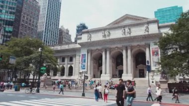 New York Metropolitan Sanat Müzesi 'nde turist kalabalığı