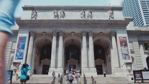 Mujer Joven Visitando Museo Ciudad Nueva York — Vídeo de stock