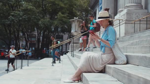 Estudiante Sonriente Con Teléfono Los Escalones Nueva York — Vídeos de Stock