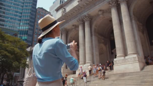 Молоді Туристи Ретро Камерою Музеї Нью Йорка — стокове відео