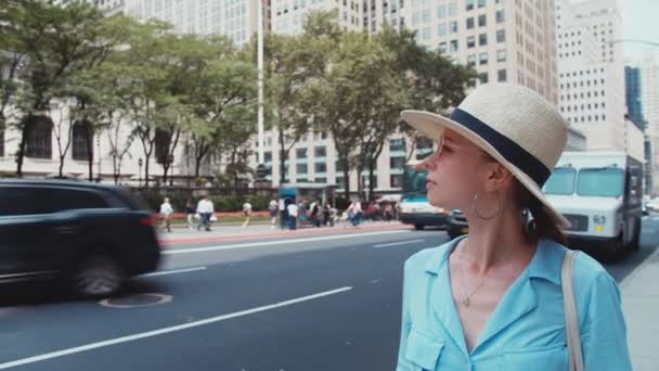 市内で帽子をかぶっている若い観光客 — ストック動画