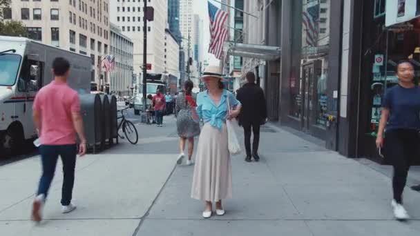 Ung Flicka Bryta Telefonen Gatan New York — Stockvideo