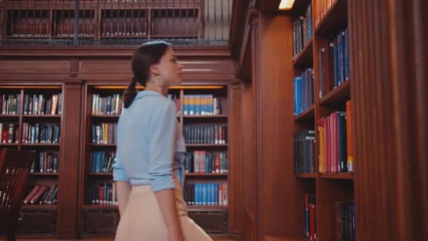 Jeune Étudiant Près Bibliothèque Intérieur — Video