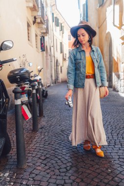 İtalya 'da şapka takan genç bir turist