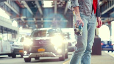 Yolunda retro kamerası olan genç bir kız