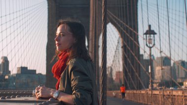 Nyc 'te retro kameralı genç bir turist.