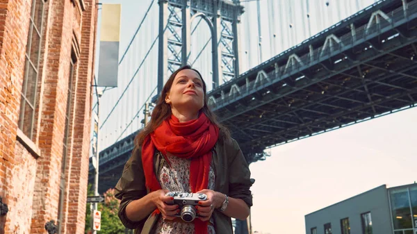 Mosolygós lány a brooklyni hídon Nyc-ban — Stock Fotó