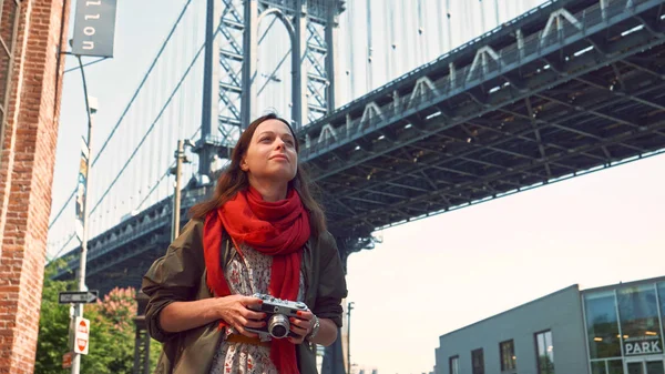 Jonge toerist op de Brooklyn Bridge — Stockfoto