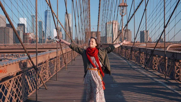 Felice ragazza a New York — Foto Stock