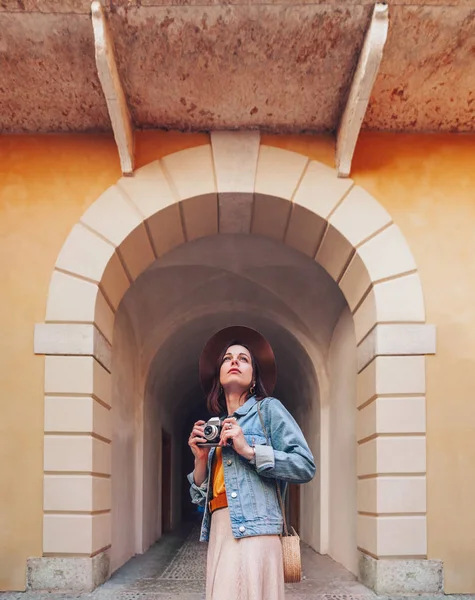 Fille attrayante avec une caméra rétro en plein air — Photo