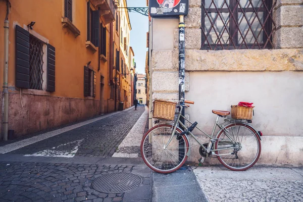 Fiets met een mandje op straat — Stockfoto