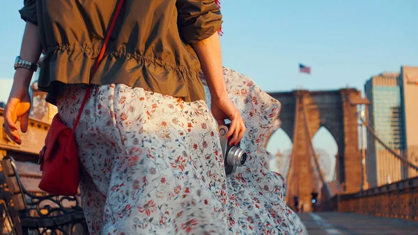 Jonge vrouw met een retro camera op de Brooklyn Bridge — Stockfoto