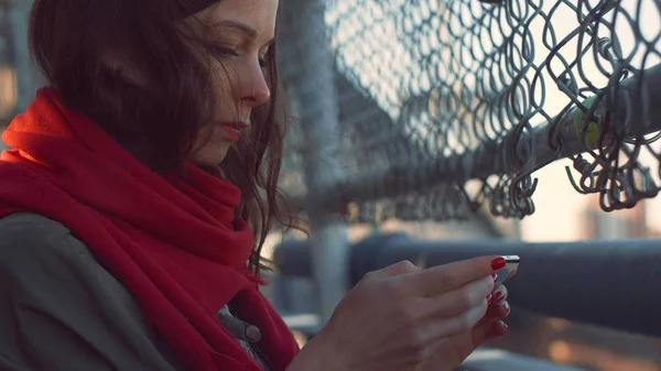 뉴욕에 있는 다리 위에서 핸드폰을 들고 있는 소녀 — 스톡 사진
