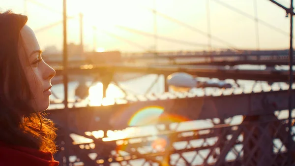 Jovem na ponte ao pôr do sol — Fotografia de Stock