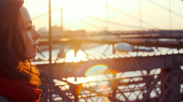 Mooi meisje op de Brooklyn Bridge — Stockfoto