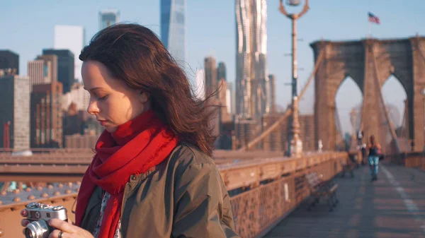 Jovem mulher na Ponte Brooklyn em Nova York — Fotografia de Stock