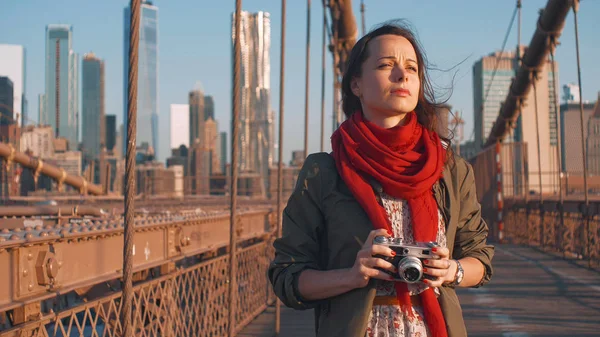 Young photographer on the Brooklyn Bridge in NYC — Stock Photo, Image