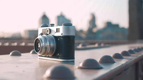 Ретро-камера на Бруклинском мосту — стоковое фото