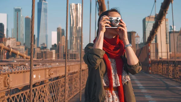 Jonge vrouw op de Brooklyn Bridge in Nyc — Stockfoto