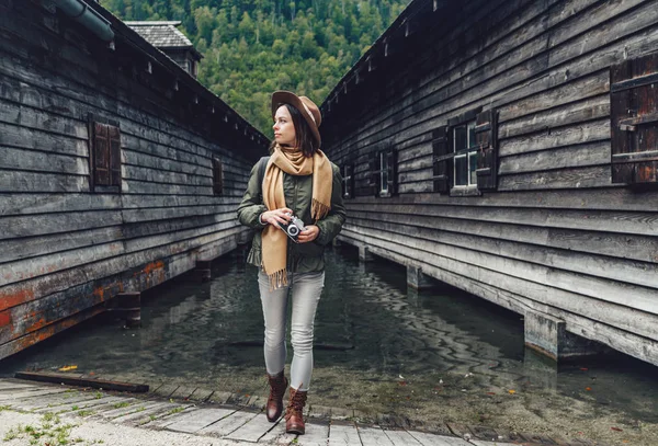 Mujer joven junto a la casa de madera —  Fotos de Stock