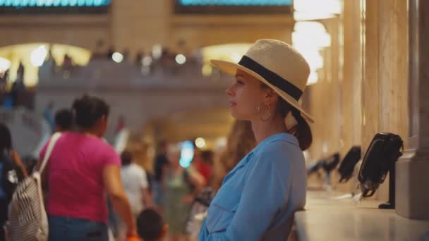 Grand Central Terminali Nyc Çekici Bir Turist Bekliyor — Stok video