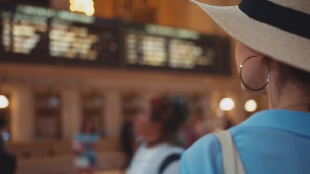 Jolie Fille Souriante Tableau Des Arrivées Dans Grand Terminal Central — Video