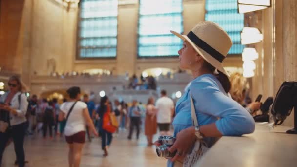 Молодий Турист Ретро Камерою Центральному Гранд Терміналі — стокове відео