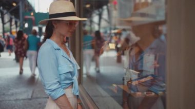 New York 'taki gösteride çekici bir kadın.