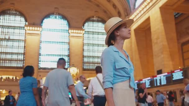 Ung Turist Får Meddelande Vid Grand Central Terminal Nyc — Stockvideo